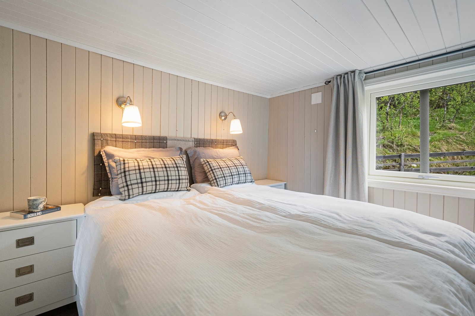 Hytta har to lyse og hyggelige soverom med gode møbleringsmuligheter. Galleribilde