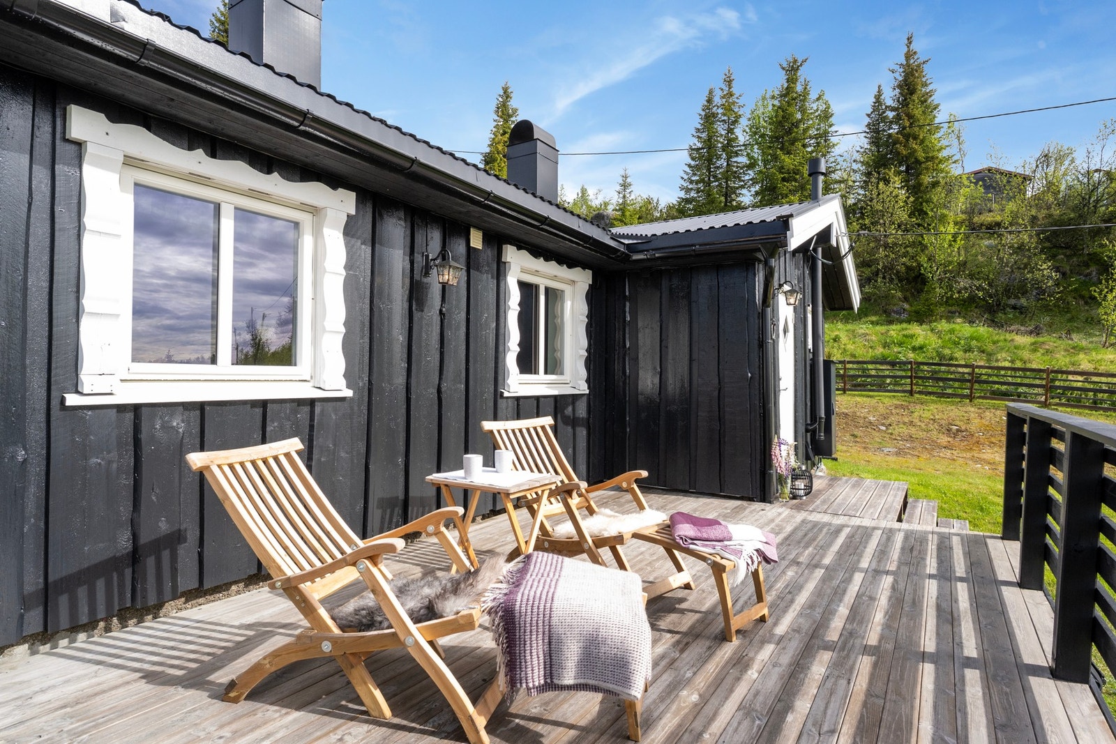 Fra stue og kjøkken er det utgang til en terrasse på ca. 18 m², hvor man kan nyte omgivelsene og rolige omgivelser. Galleribilde