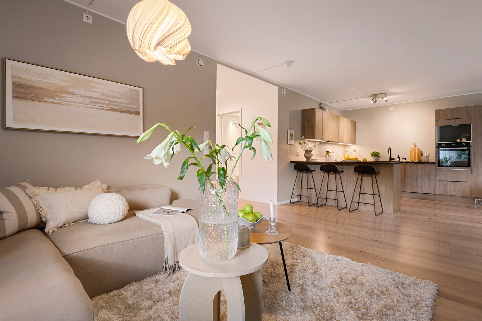 Det er god plass til sofagruppe og øvrig ønsket møblement, med en naturlig soneinndeling mot kjøkken og spiseplass. Galleribilde