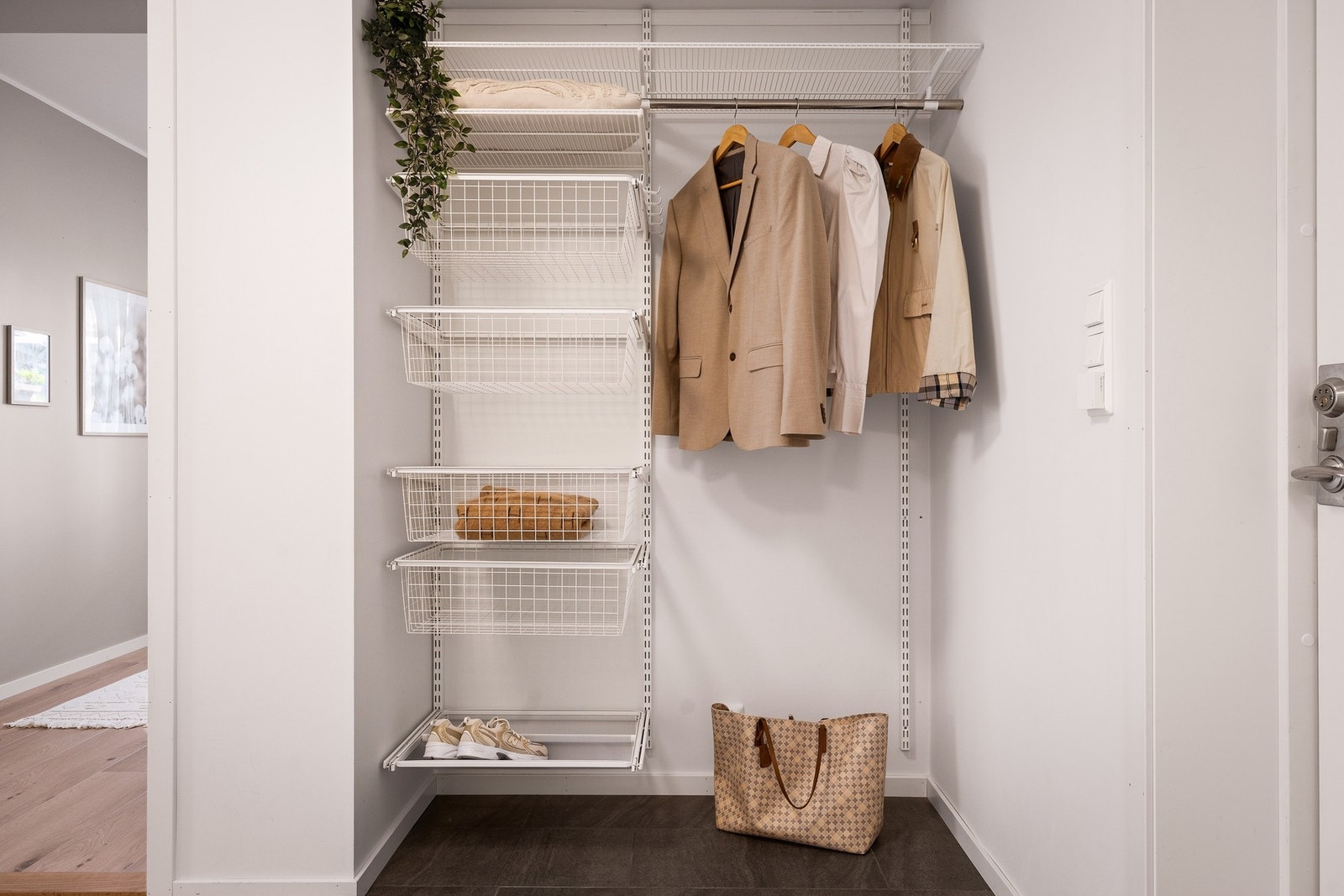Leiligheten har adkomst via entré/gang på ca. 13,7 kvm. Her er det god plass til oppbevaringsløsninger, og gangen gir videre adkomst til boligens øvrige rom. Galleribilde