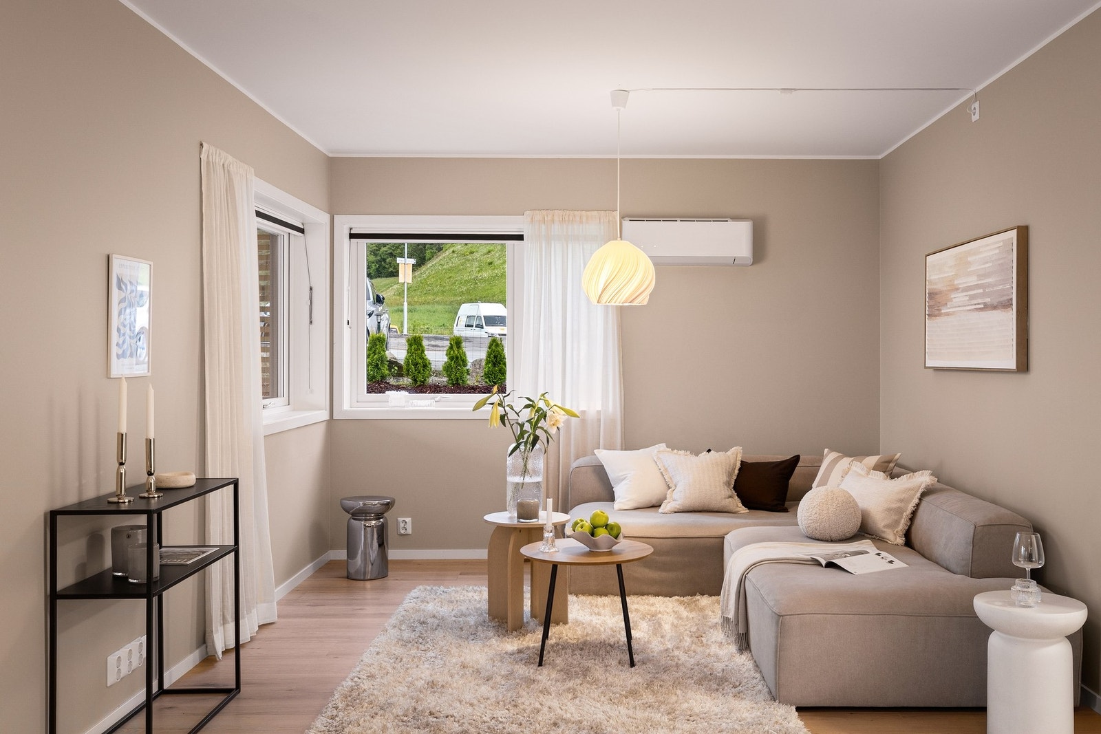 Overflatene består av laminat på gulv og malte overflater på vegger og tak. Det er også montert luft-til-luft varmepumpe i rommet. Galleribilde
