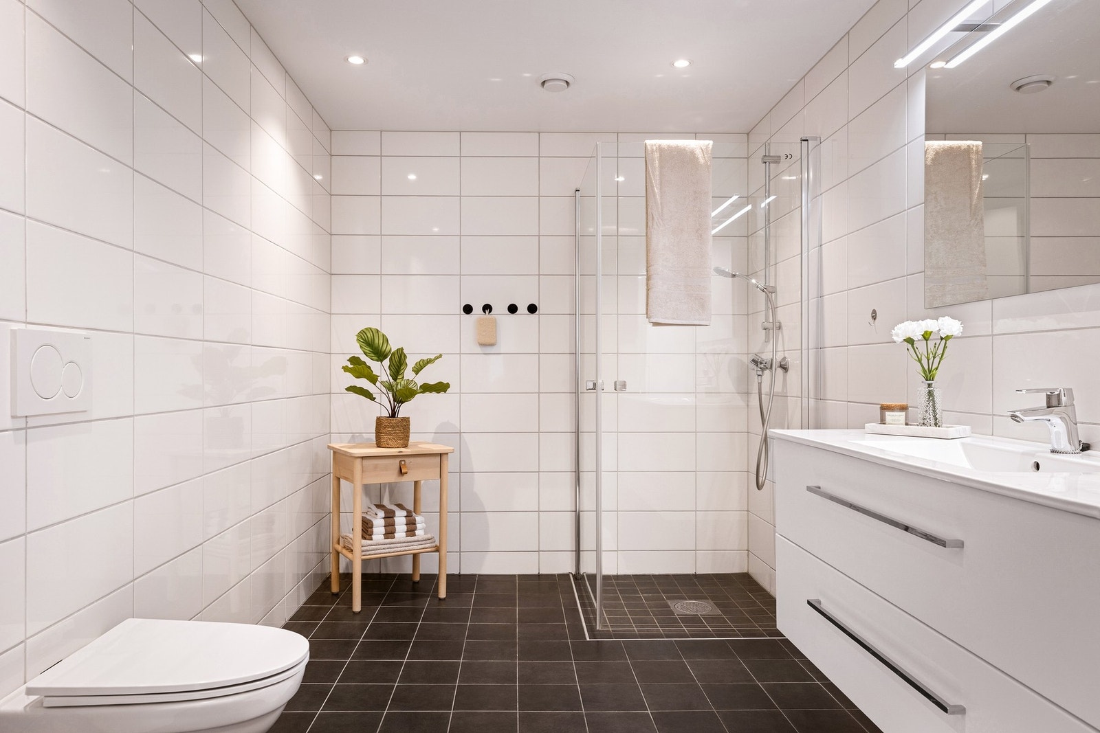 Badet er ca. 7,4 kvm og har en pen, moderne utførelse. Galleribilde