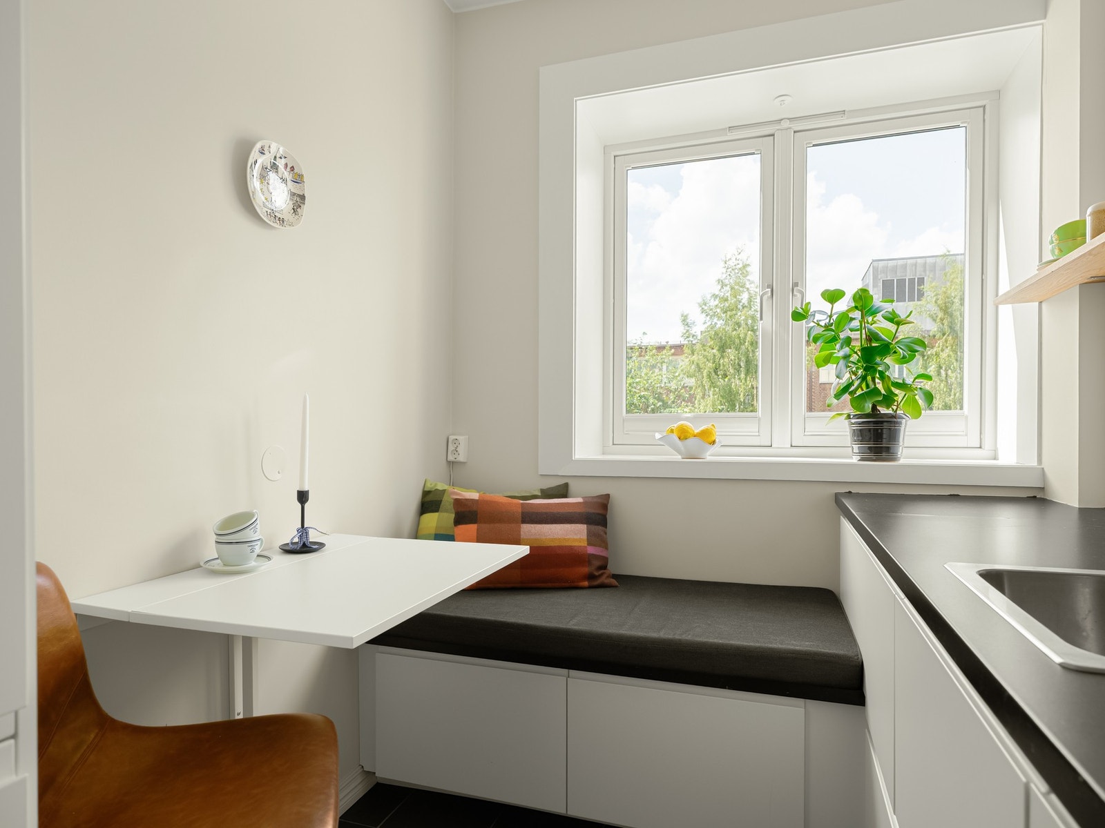 I 2020 ble det bygget en sittebenk med skuffer. Et perfekt sted å nyte frokosten og dagens første kaffekopp. Galleribilde