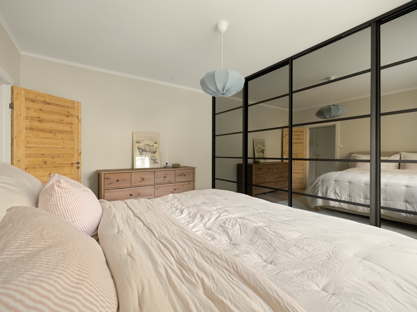 Du kan også ha større kommode, som dagens eier, ellers kan du ha hjemmekontor. Galleribilde