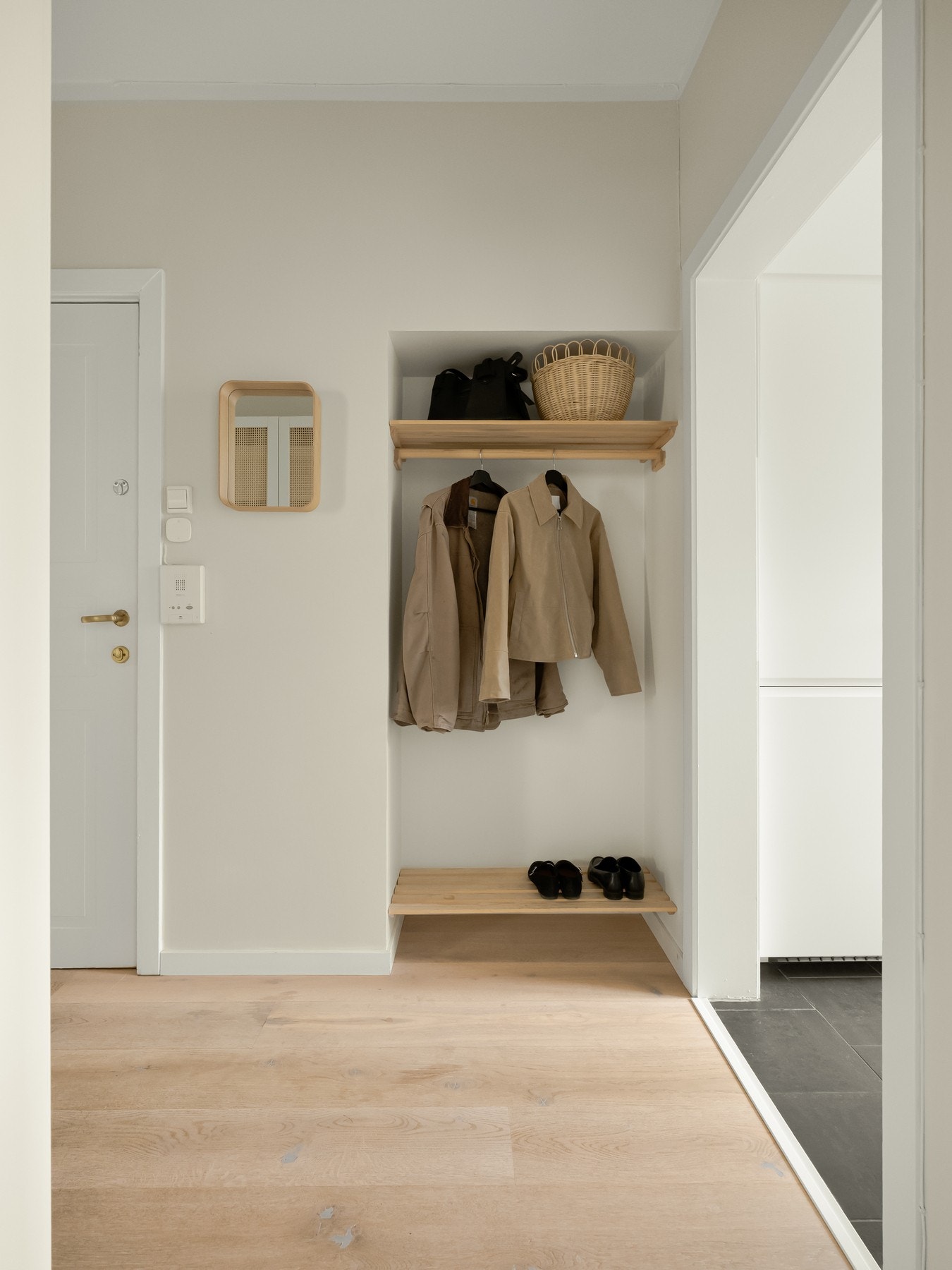 Den gjennomgående planløsningen legger til rette for godt lysinnslipp i alle rom, her i entreen. Galleribilde