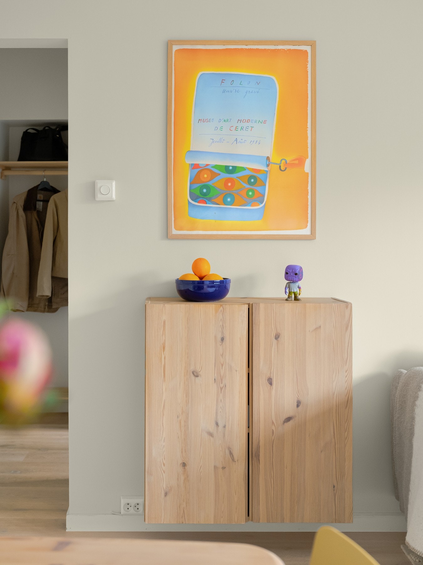Rommet er malt i en lys og fin fargetone, som virkelig kommer til sin rett når sollyset kommer inn gjennom de store vinduene. Galleribilde