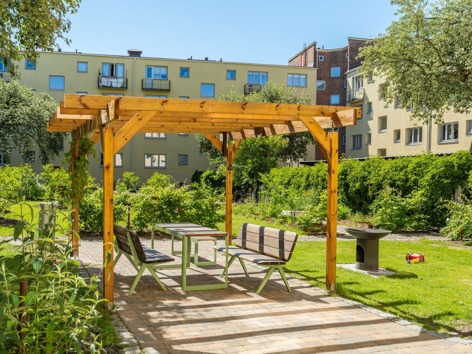 Bakgården er innredet med pergola, solstoler, sittegrupper og fellesgrill. Galleribilde