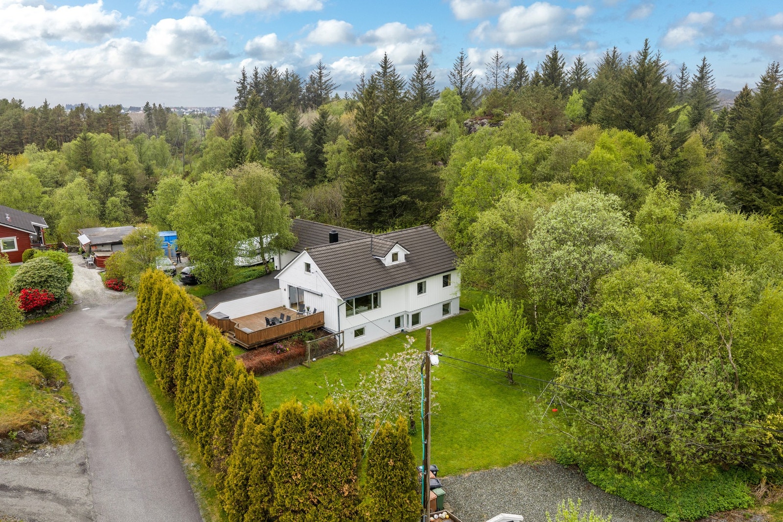 Innholdsrik familiebolig med stor garasje og stor skjermet tomt på 1 359 m2 Galleribilde