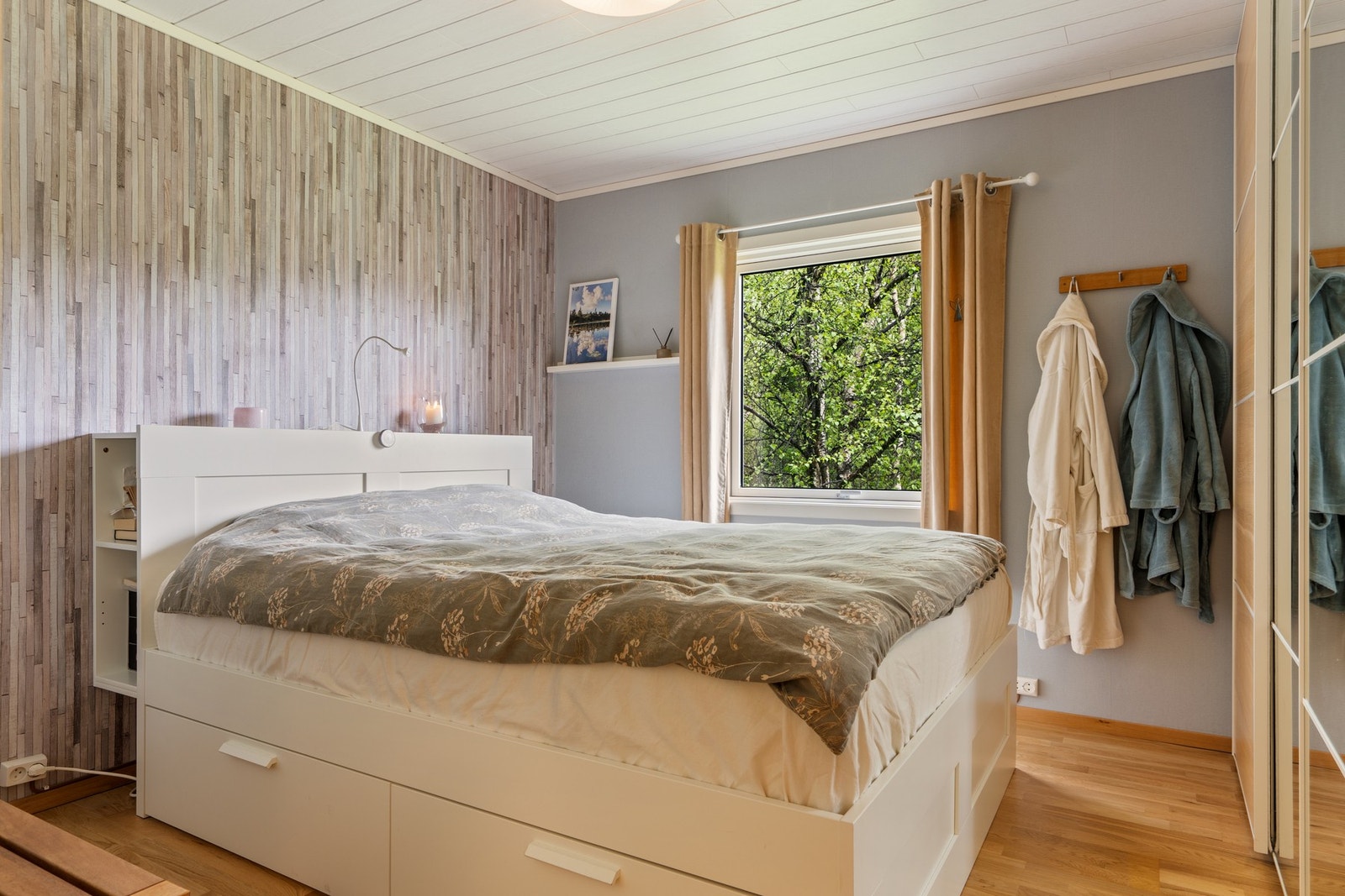 Hovedsoverom med skyvedørsgarderobe. Galleribilde
