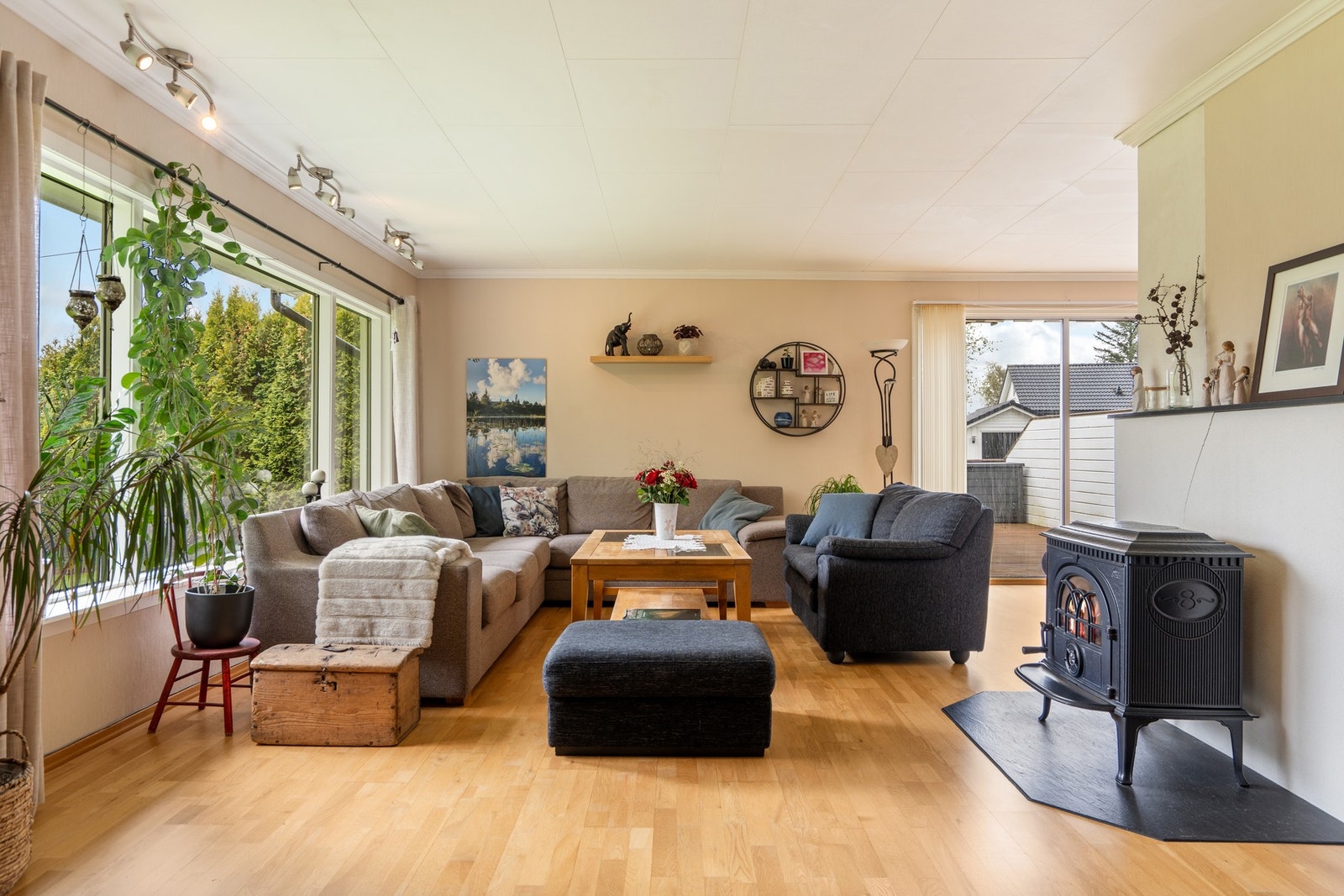 Stor vinkel stue med store vindusflater. Galleribilde