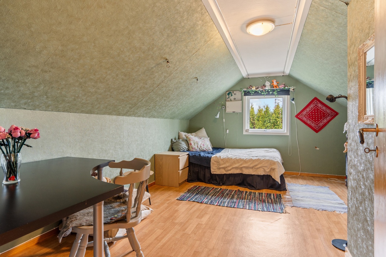 Rom benyttet som soverom i loftsetasjen. Galleribilde