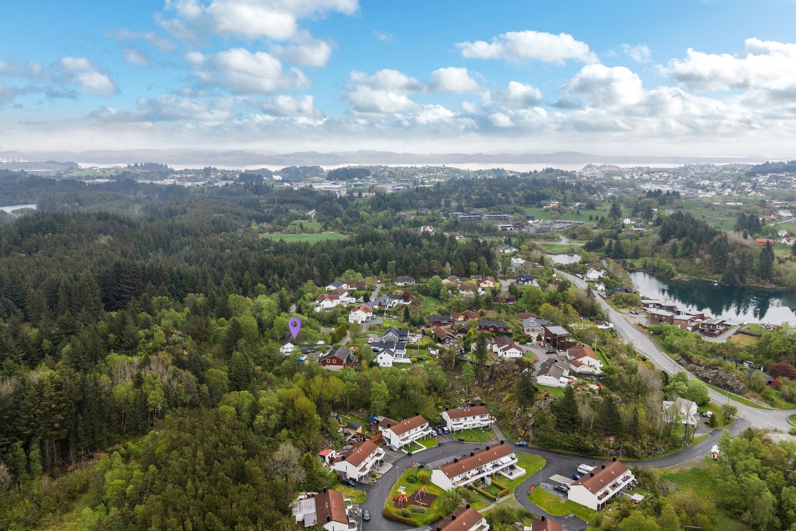 Her ser du Bygnes i bakgrunnen. Kort avstand til Bygnes, barnehager og barneskole. Galleribilde