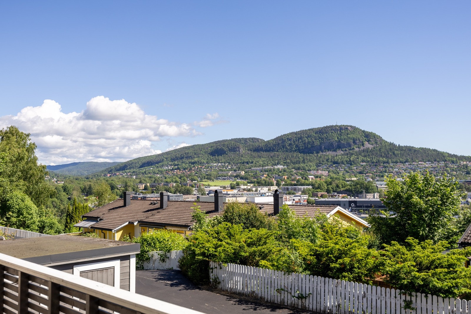 Fra stuen er det utgang til en stor terrasse på hele 17 kvm med frodig utsyn. Galleribilde