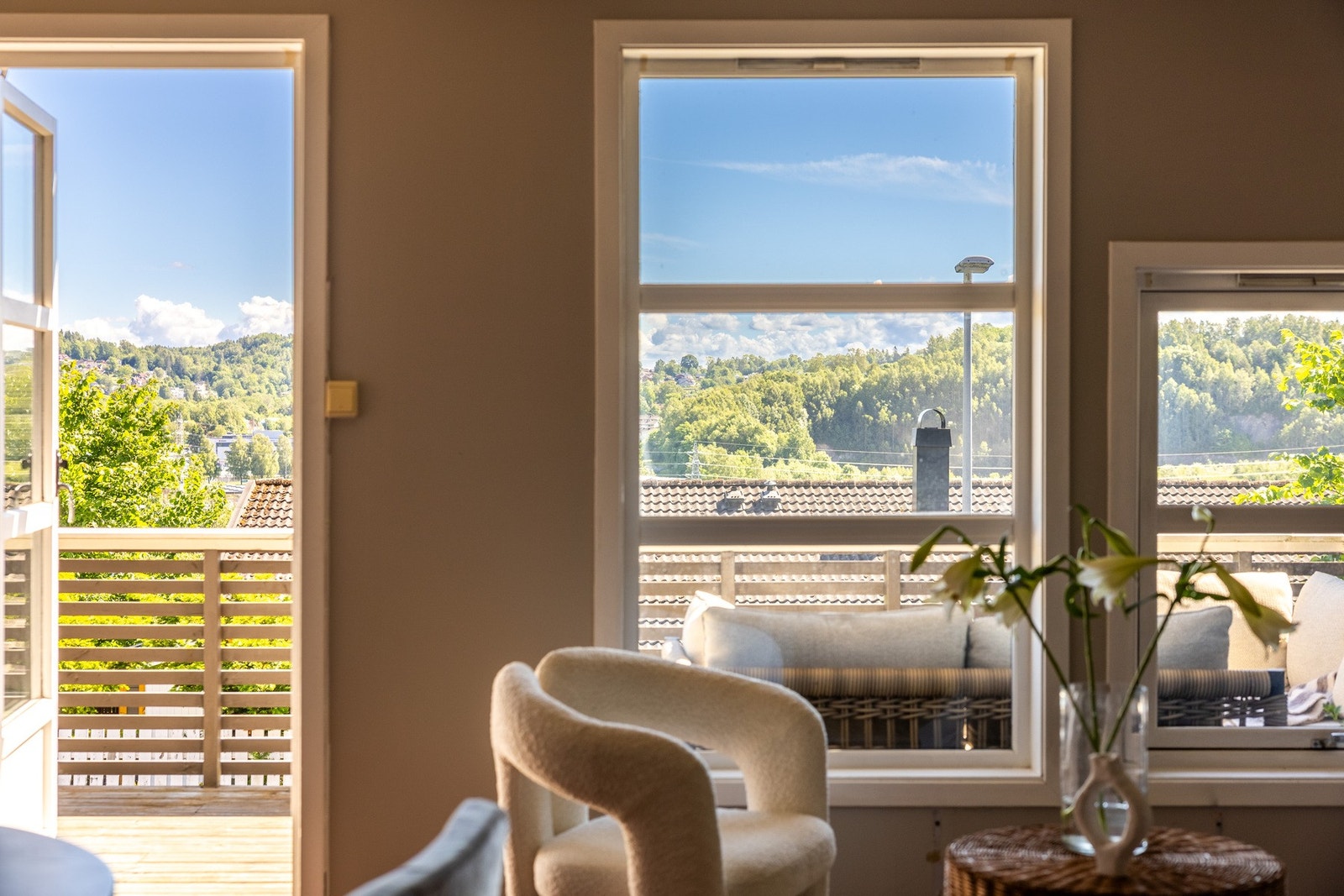 Lys, innbydende 3-roms med stor terrasse på hele 17 kvm og parkeringsplass med elbillader. Galleribilde