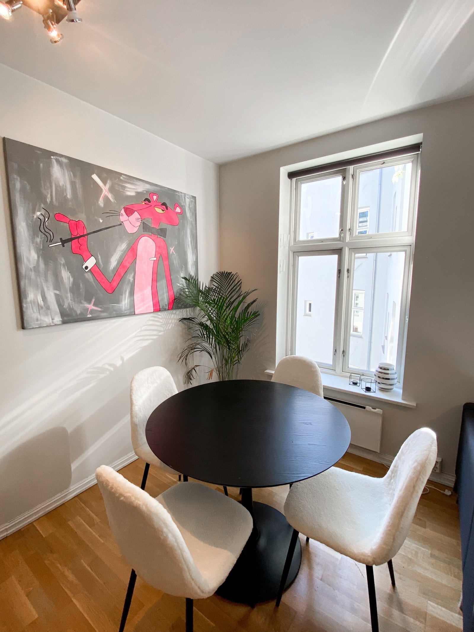 Romslig stue med gode møbleringsmuligheter Galleribilde