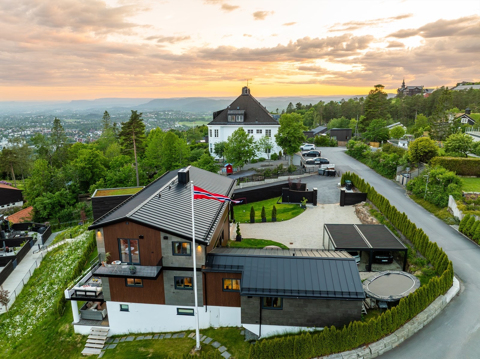 Boligen har vært gjennom betydelig rehabilitering i 2023. Det er hovedsakelig bare grunn/grunnmur, pipe/peis, etasjeskillere, heltreparkett og stenderverk som er igjen fra tidligere. Galleribilde