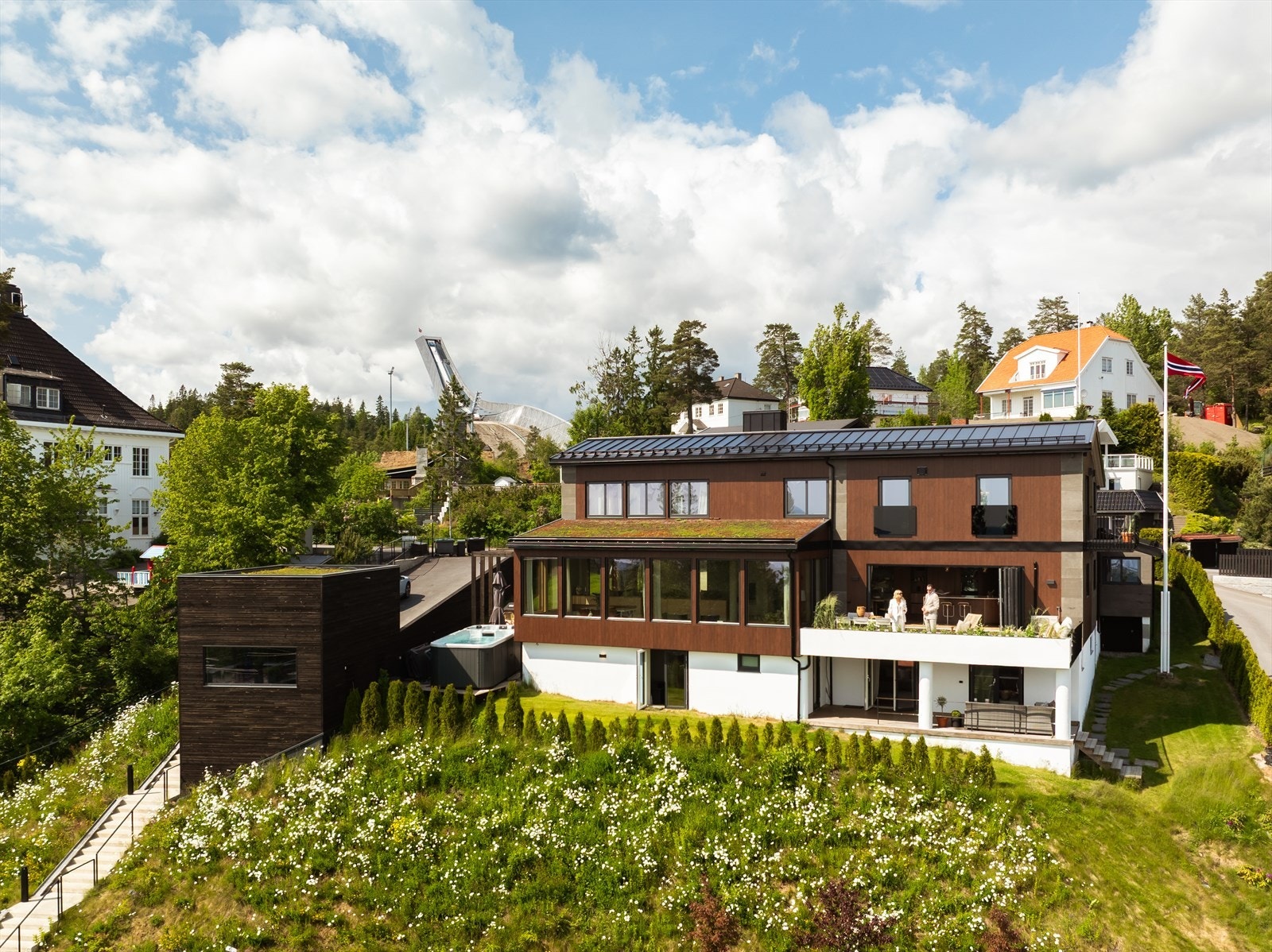 Tomten er på hele 1746 m² som gir svært gode muligheter. Galleribilde