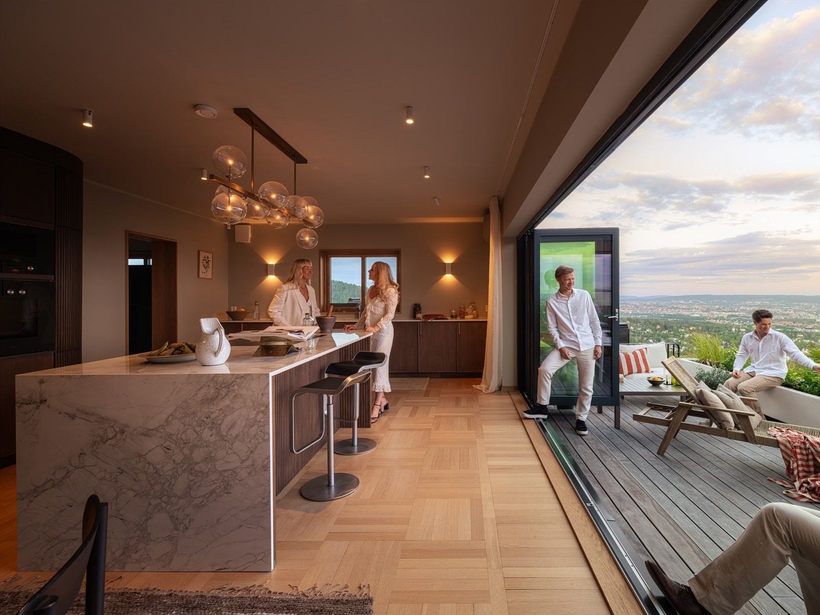Legg merke til detaljene. Benkeplate av keramikk i ultrakompakt Dekton. I skjønn harmoni med originalt heltregulv. Galleribilde