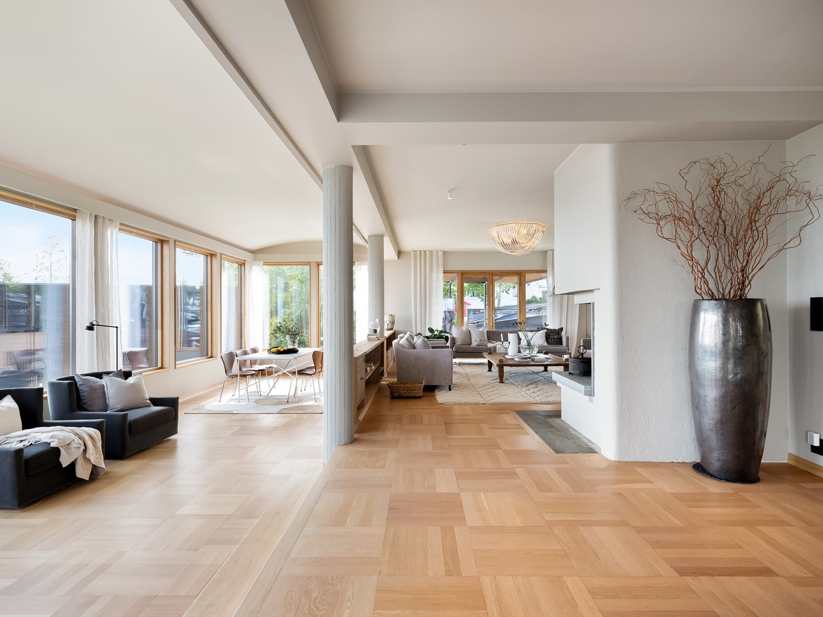 Et naturlig samlingspunkt for hele familien med rikelig plass til store middagsselskap, lek og moro for barna, sofagruppe og lesekrok. Galleribilde