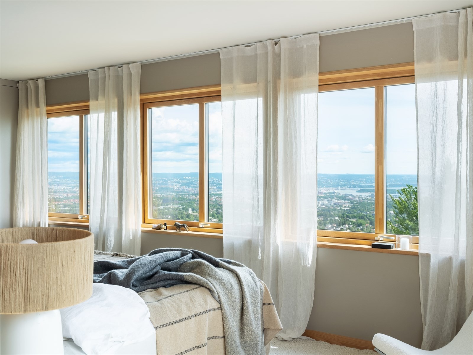Det er moderne aircon i stue, kjøkken og hovedsoverom, som sammen med varmegjenvinning i alle rom gir perfekt temperatur og luftstyring. Galleribilde