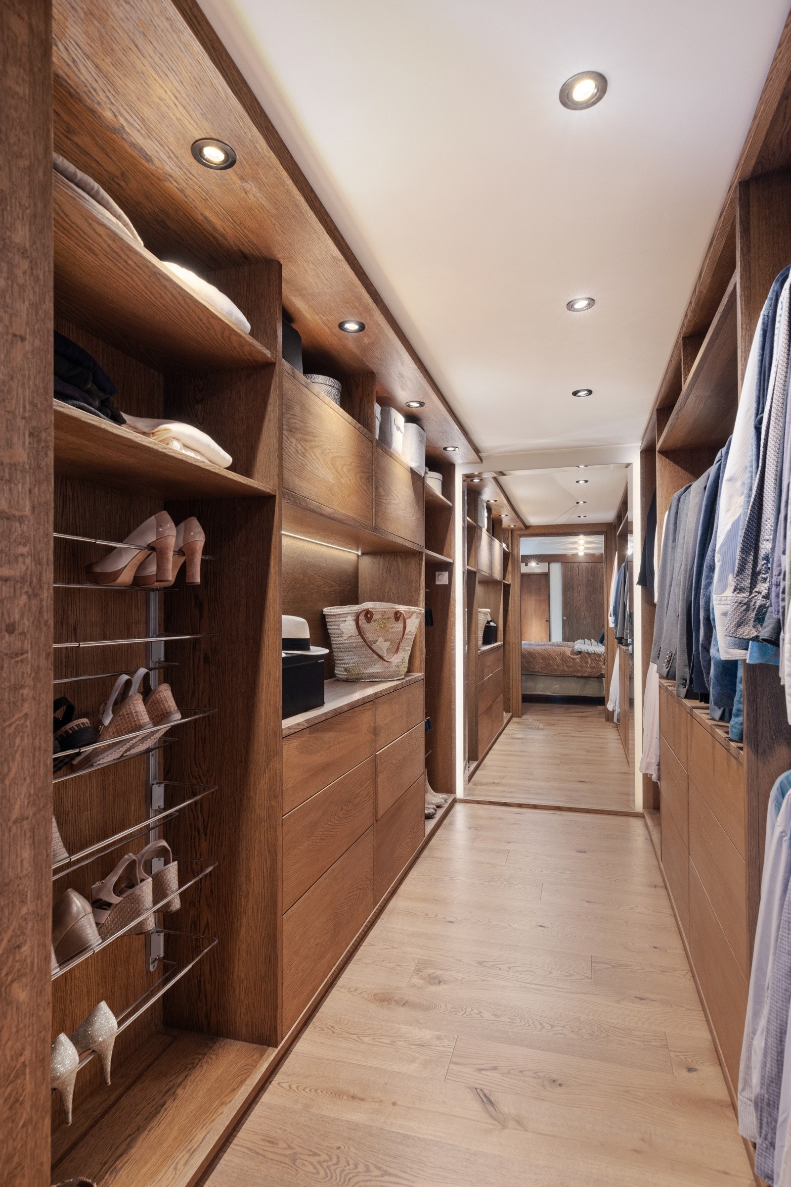 Ved hovedsoverommet er det et lekkert, innredet walk-in closet. Galleribilde