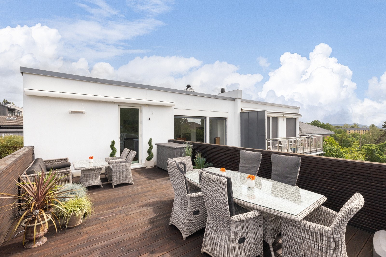 Fra stuen er det utgang til en vestvendt takterrasse på ca. 35 kvm. Galleribilde