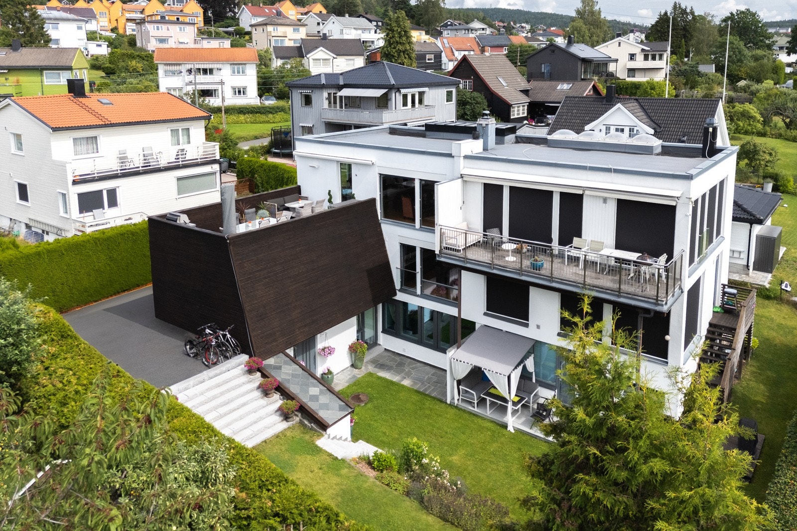 Eiendommen kan stolt skilte med flotte, velstelte og solrike uteområder. Galleribilde