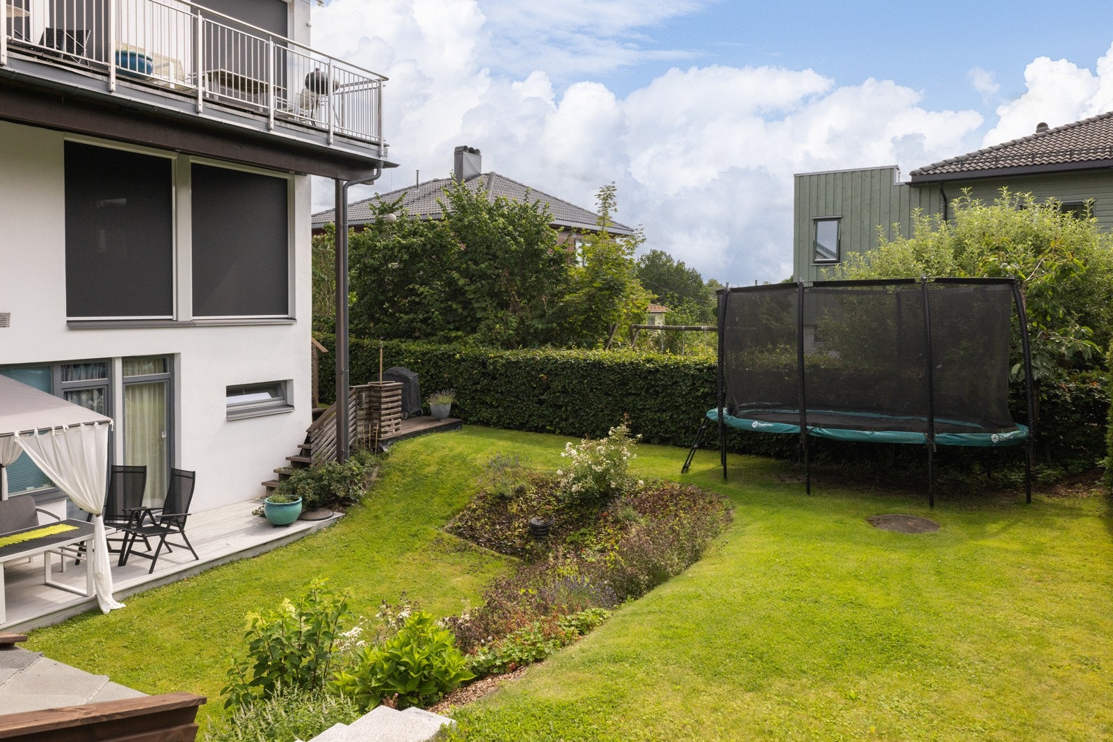 Til stor glede for de minste er det plass til trampoline i hagen. Galleribilde