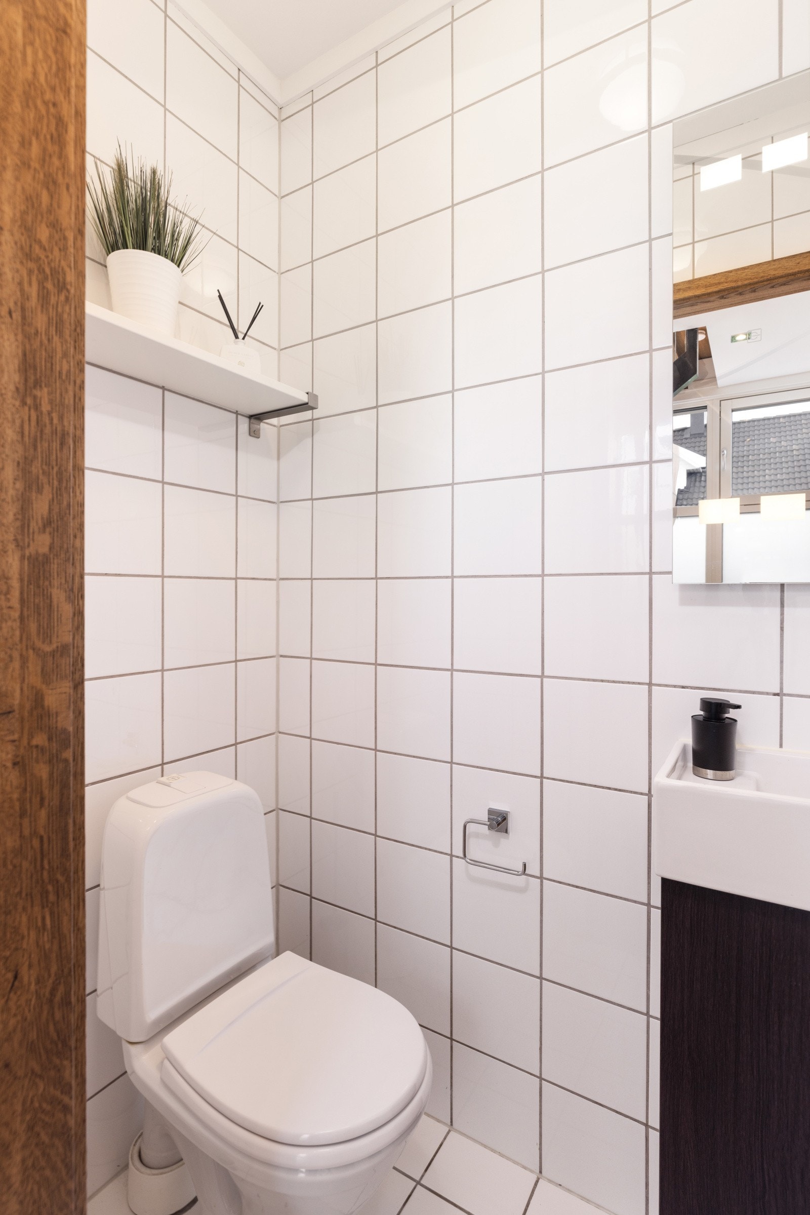 Mellom entreen og kjøkkenet er det et pent, separat wc-rom. Galleribilde