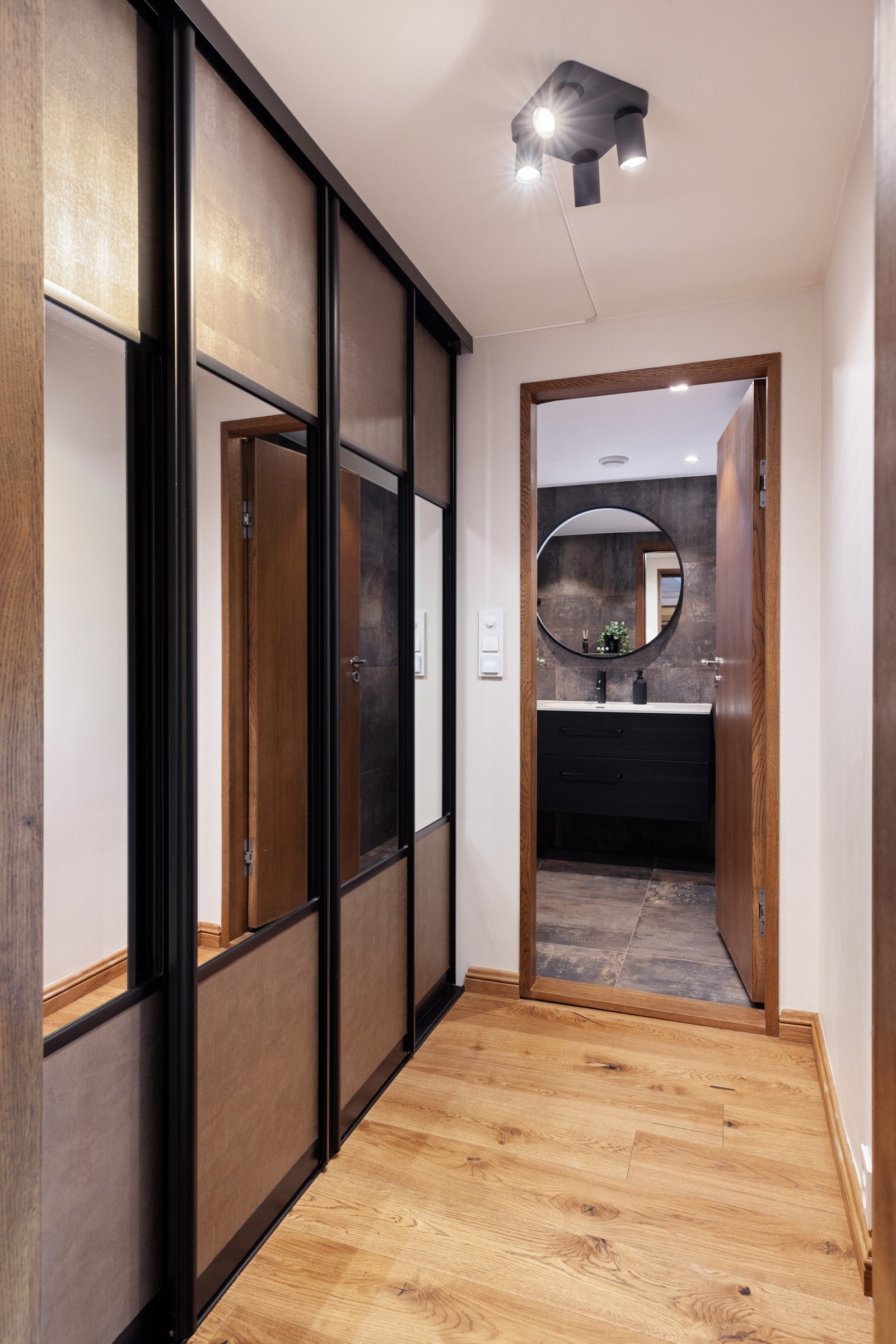 Mellom hovedsoverommet og det tilliggende badet er det en romslig skyvedørsgarderobe. Galleribilde
