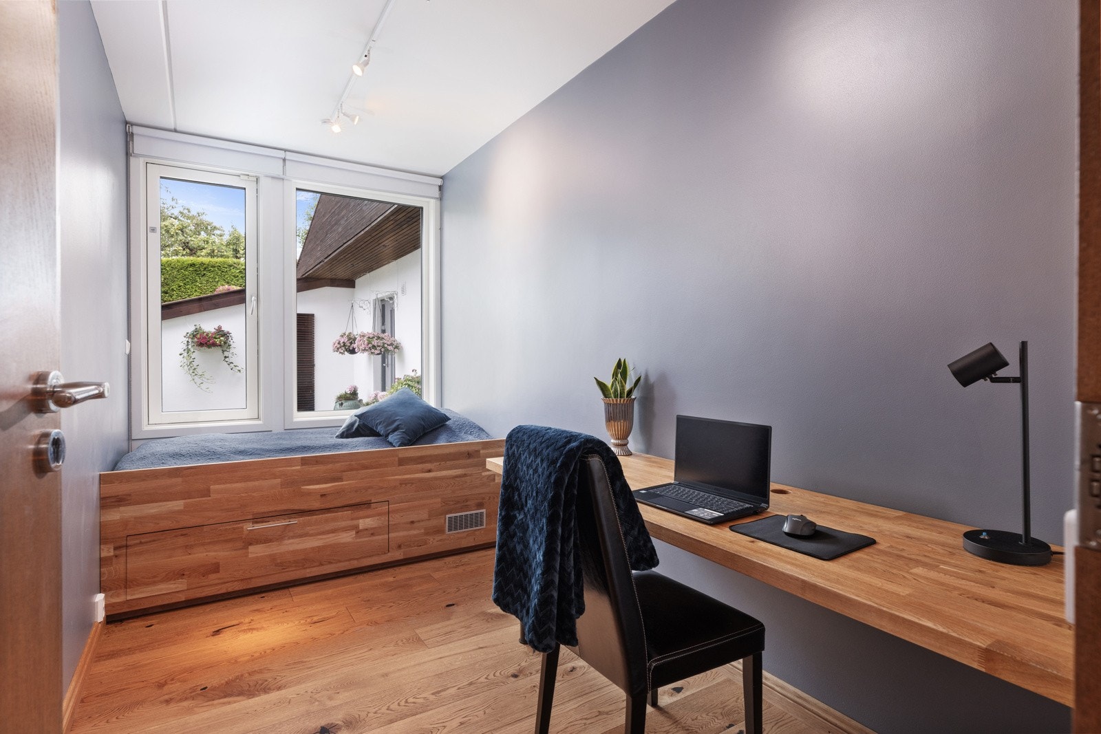 Det er fire gode soverom i boligen, og to av rommene har plassbygde senger. Galleribilde