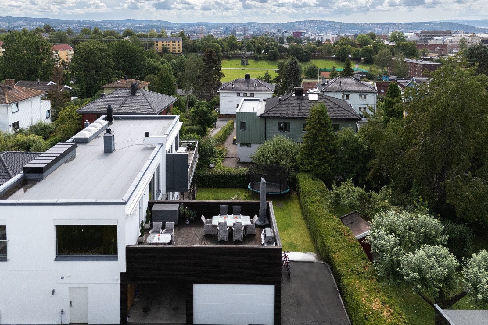 Huset er sist malt utvendig i 2025, og på samme tid ble treverket på tilbygget og takterrassen oljet. Galleribilde