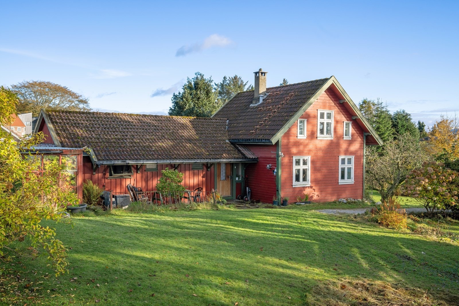 Sjarmerende bolig med romslig tomt. Galleribilde