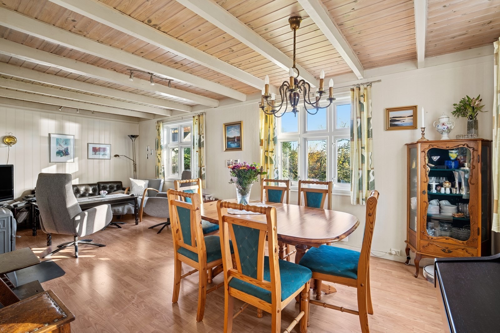 Velkommen inn til en romslig og innbydene stue med god plass til både en spisegruppe og sofakrok. Her er det store vindusflater som slipper inn rikelig med dagslys. Galleribilde