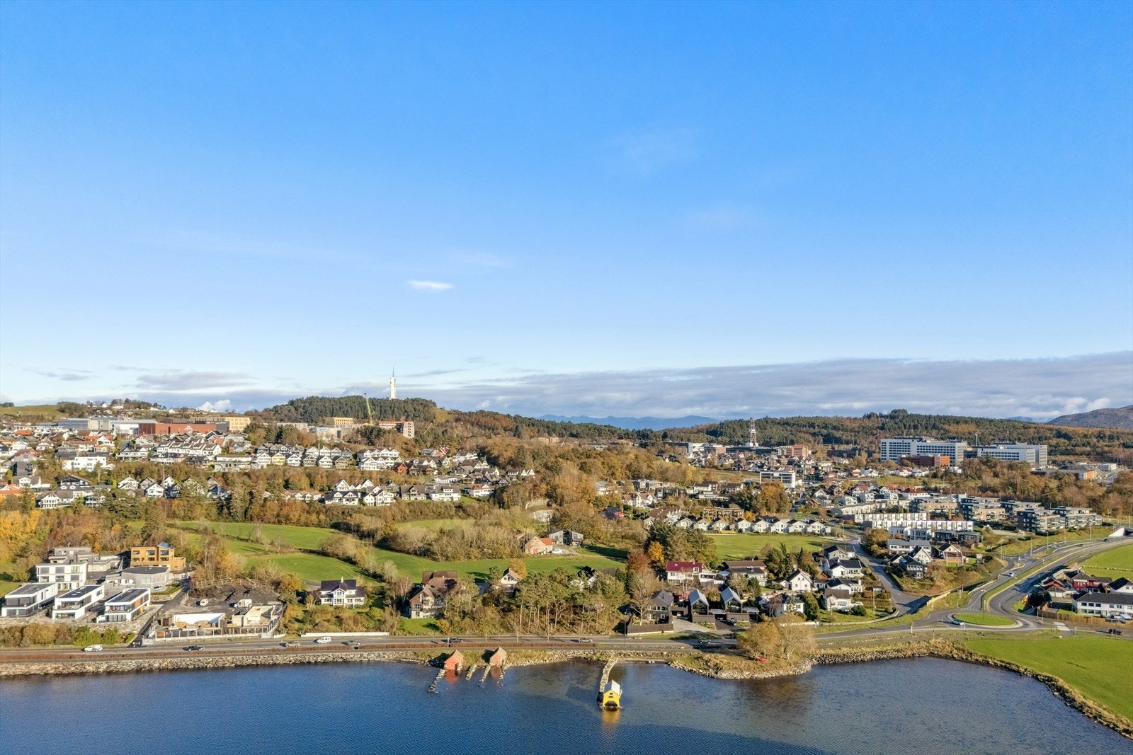 Dronebilde som viser eiendommens beliggenhet med utsikt mot sjøen. Attraktiv plassering i rolige omgivelser. Galleribilde