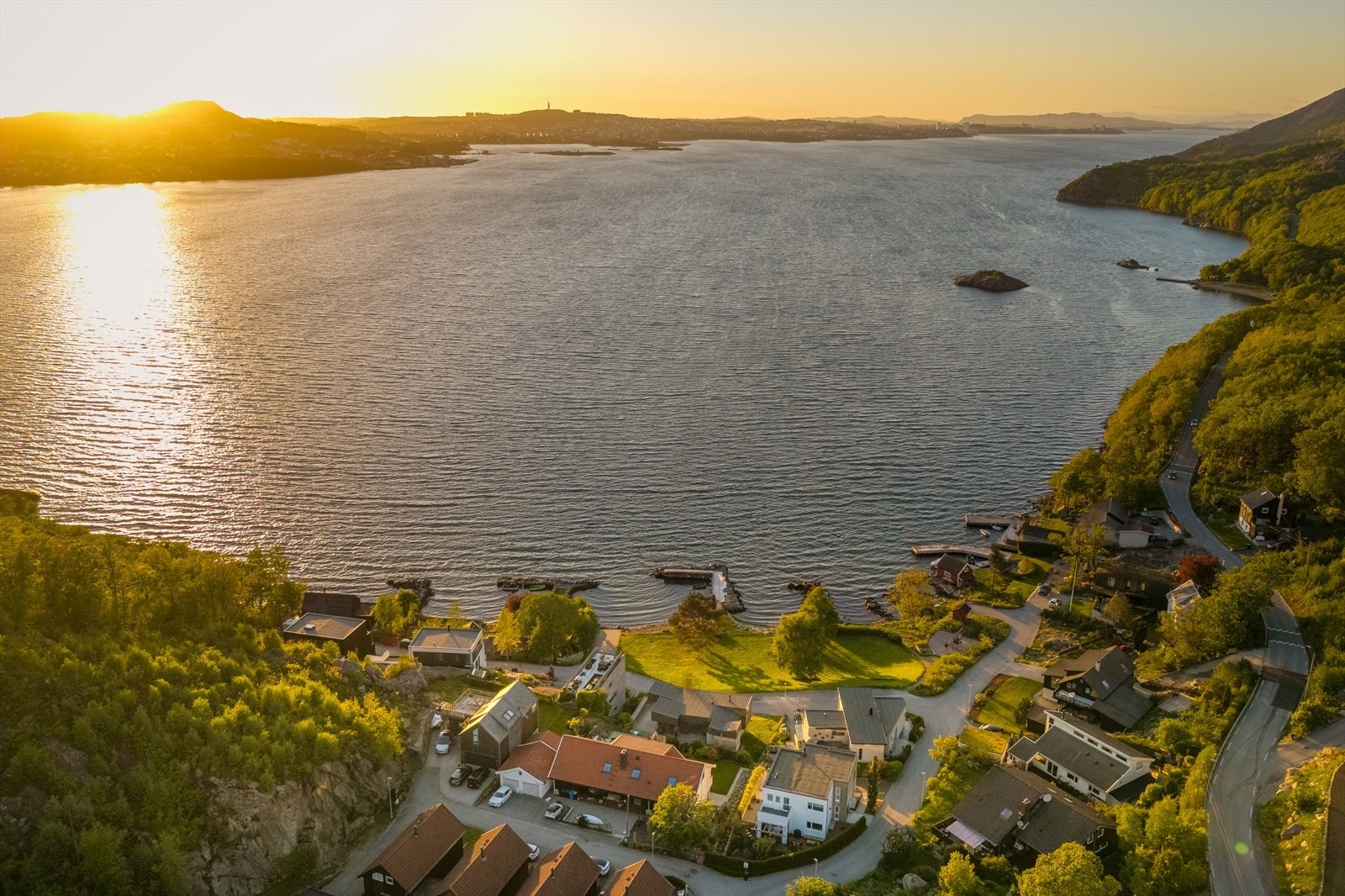 Omgivelsene er idylliske, der vakker natur byr på sjø, skog og fjell med flotte turmuligheter. Her bor man tilbaketrukket, samtidig som det er kort kjørevei til sentrum, Forus og Stavanger. Galleribilde