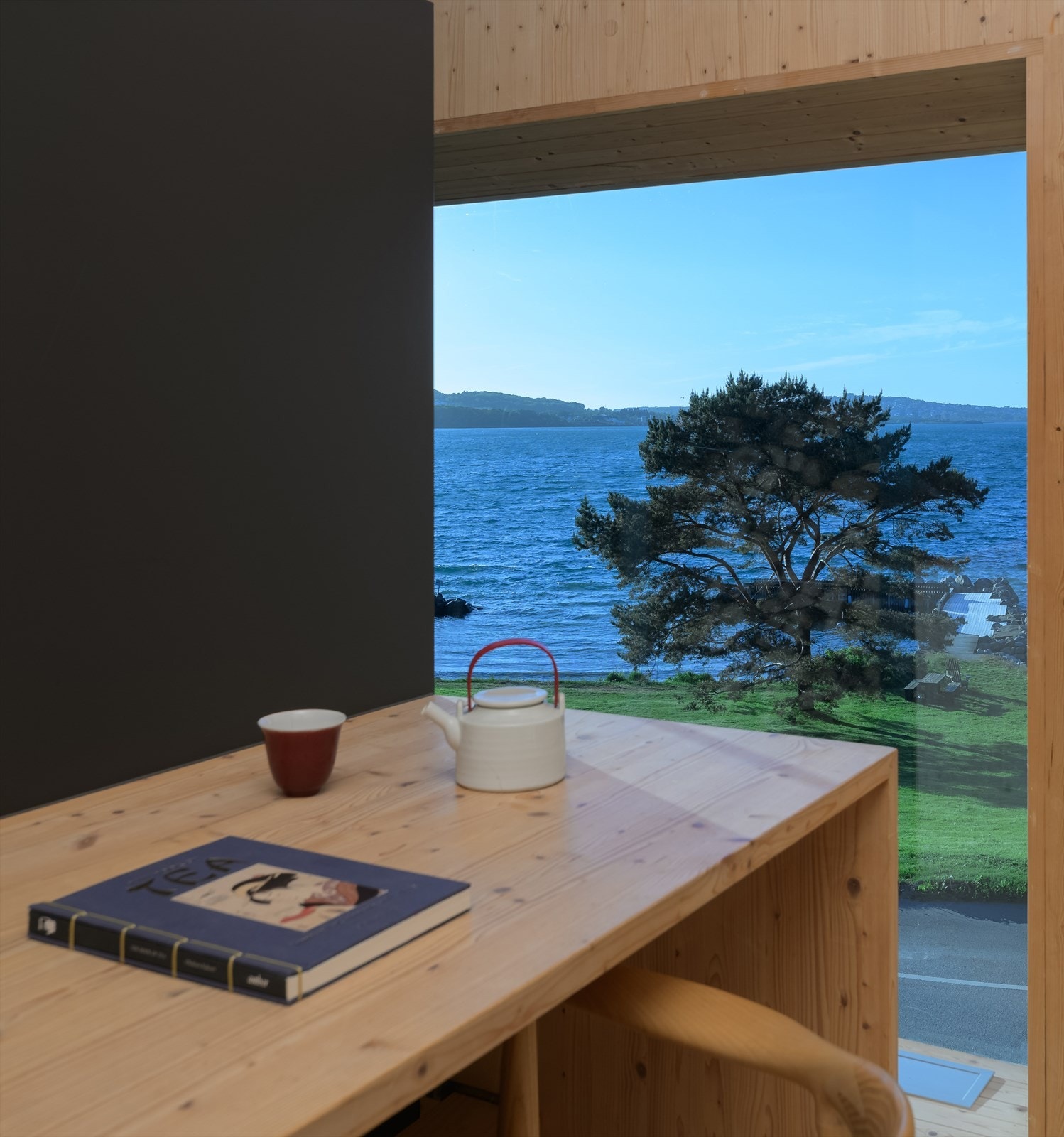 Skjermet kontorløsning med utsikt over fjorden Galleribilde