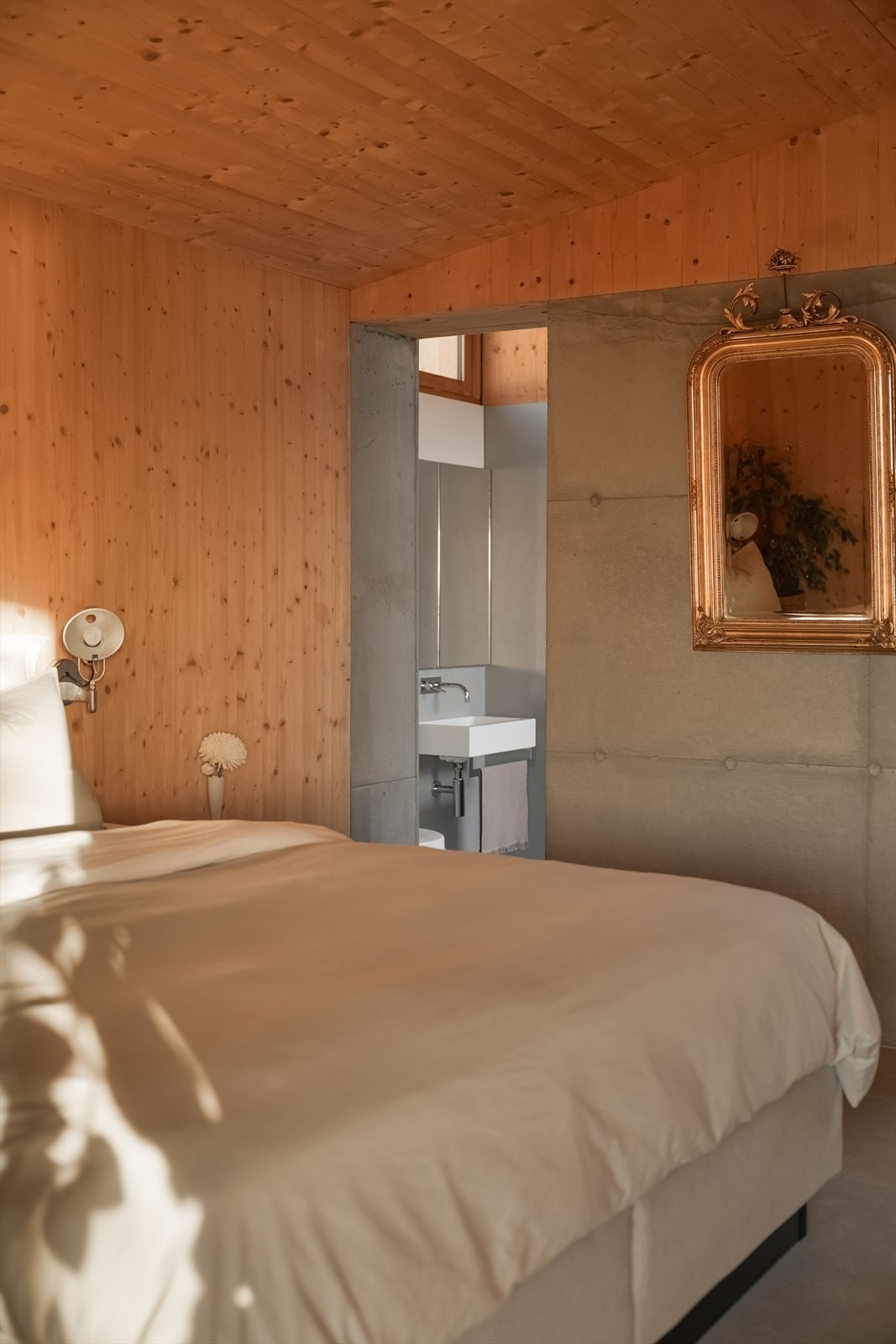 Hovedsoverom med privat bad med badekar Galleribilde