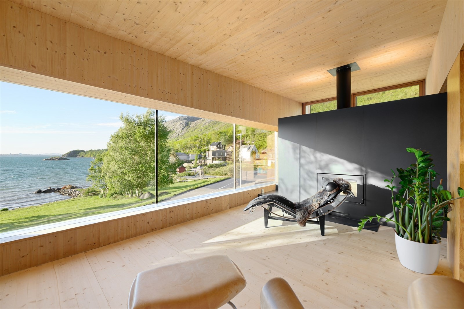Et 9 meter langt vindu åpner huset mot Gandsfjorden Galleribilde