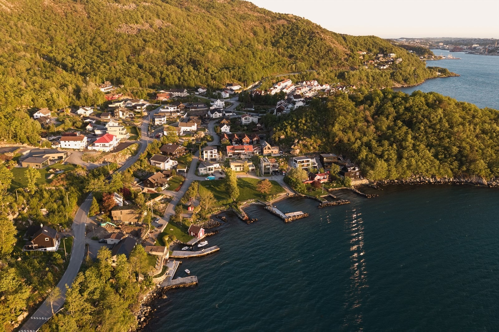 Omgivelsene er idylliske, der vakker natur byr på sjø, skog og fjell med flotte turmuligheter. Her bor man tilbaketrukket, samtidig som det er kort kjørevei til sentrum, Forus og Stavanger. Galleribilde