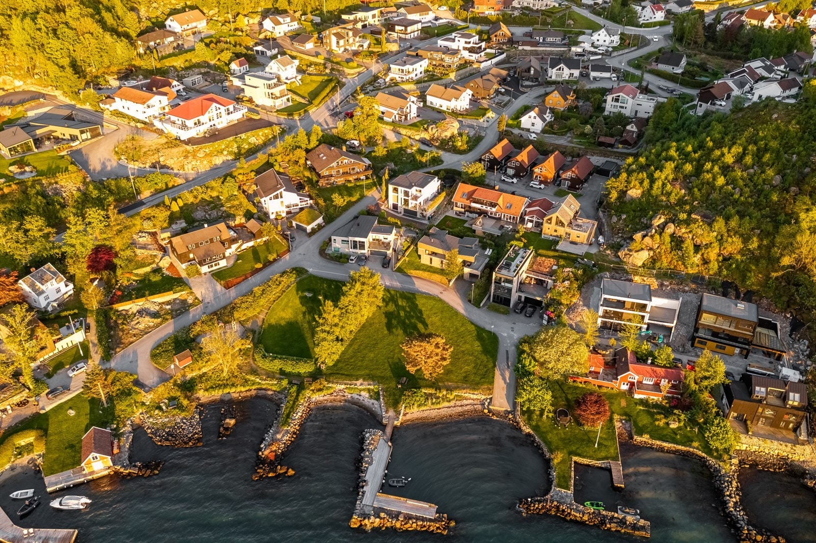 Omgivelsene er idylliske, der vakker natur byr på sjø, skog og fjell med flotte turmuligheter. Her bor man tilbaketrukket, samtidig som det er kort kjørevei til sentrum, Forus og Stavanger. Galleribilde