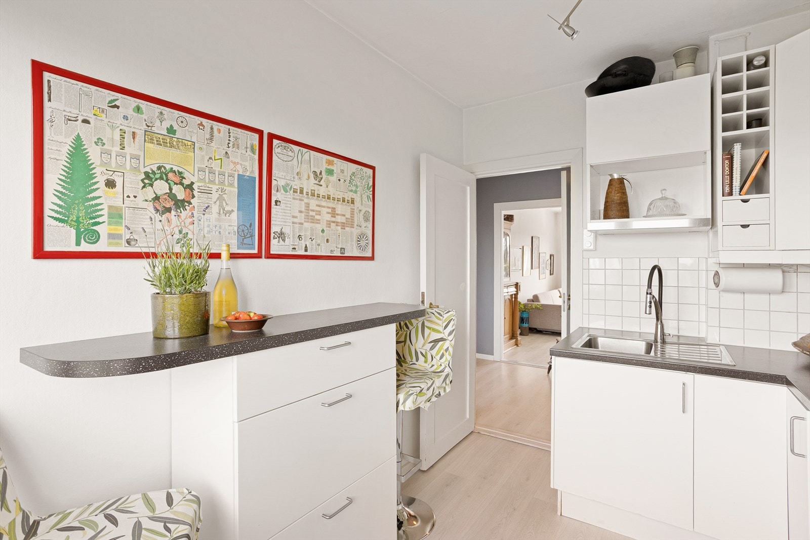 Kjøkkenet består av lyse, glatte fronter og pen laminat benkeplate noe som gir kjøkkenet et tidløst utrykk. Galleribilde