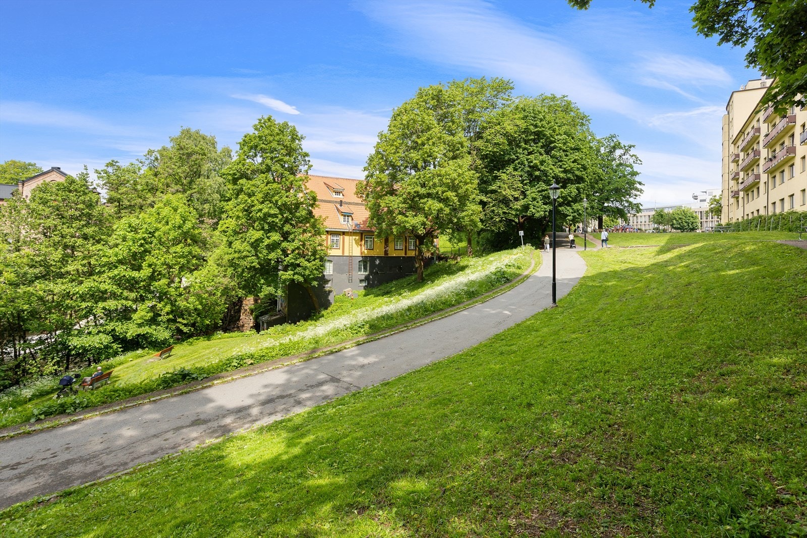 Leiligheten ligger like ved Akerselva som byr på gode turmuligheter helt ned til sentrum og opp til Nydalen og Frysja, og videre innover mot Maridalsvannet. Galleribilde
