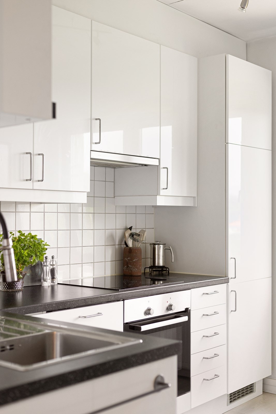 Det er rikelig med oppbevaringsplass i både over- og underskap. Galleribilde