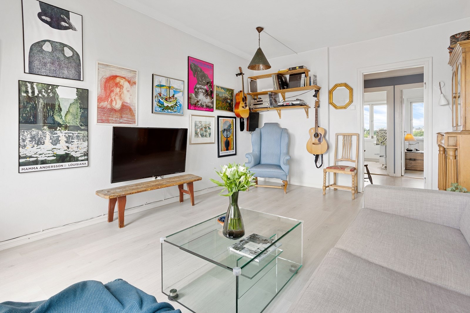 Det er god plass til et spisebord i stuen hvis man skulle ønske det. Galleribilde