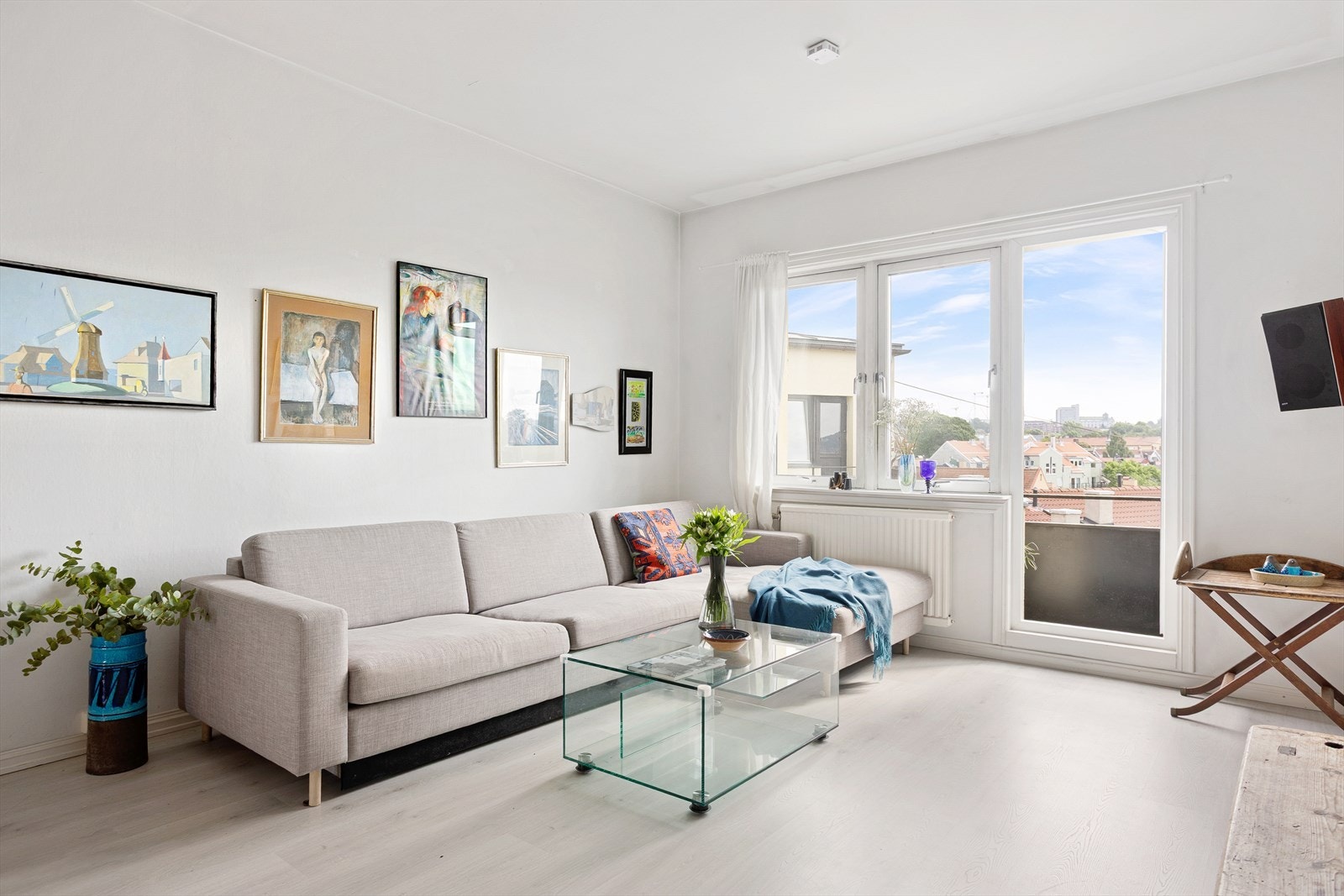 Det er god plass til komfortabel sofagruppe med sofabord og tv-bord. Galleribilde