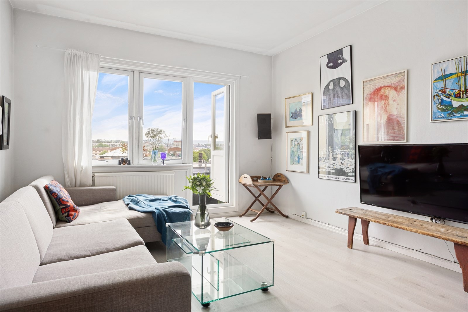 De store vindusflatene slipper inn rikelig med naturlig lys og skaper en lys og innbydende atmosfære. Galleribilde