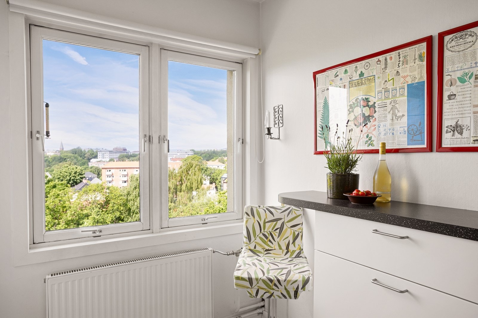 Kjøkkenet består også av en praktisk kjøkkenøy med sitteplass, oppbevaringsmuligheter og benkeplass. Galleribilde