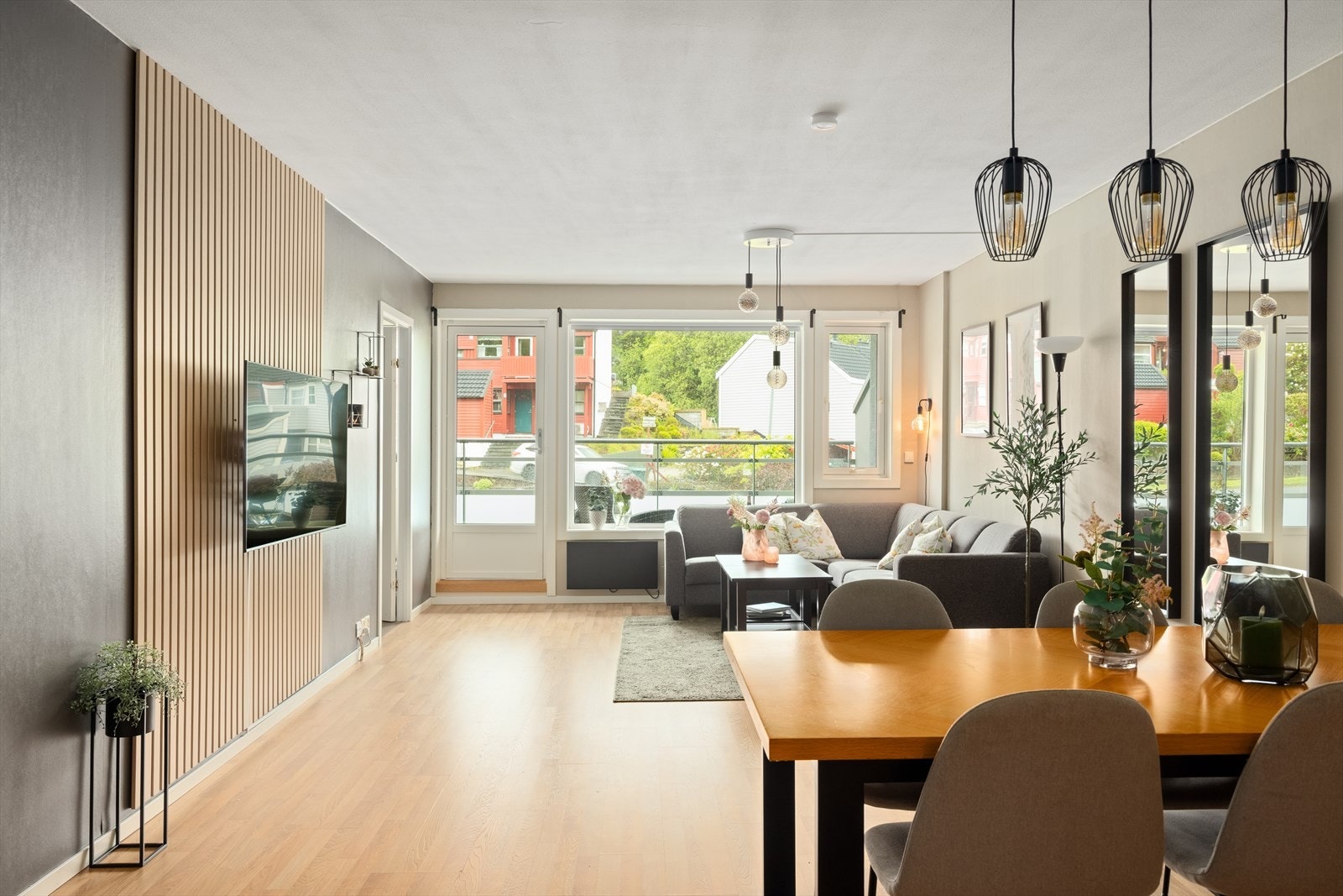 - God plass til både sofa og spisebord - Galleribilde
