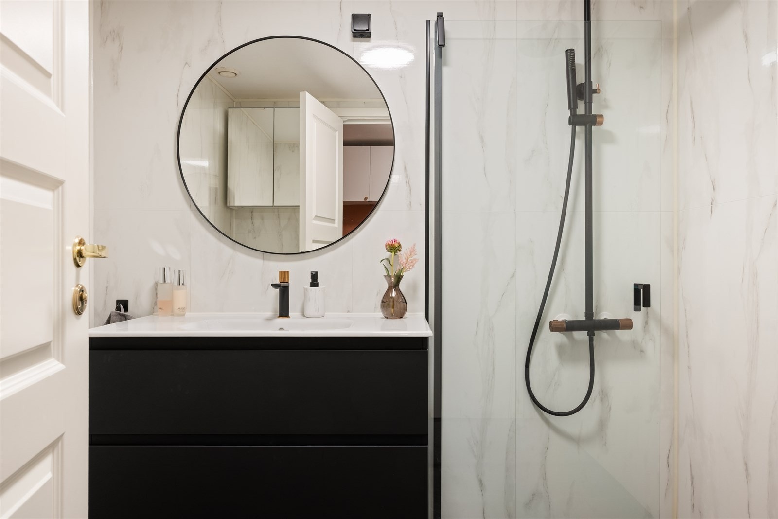 - Badet er innredet med benkeskap med servant, dusjdører i glass og gulvstående toalett - Galleribilde